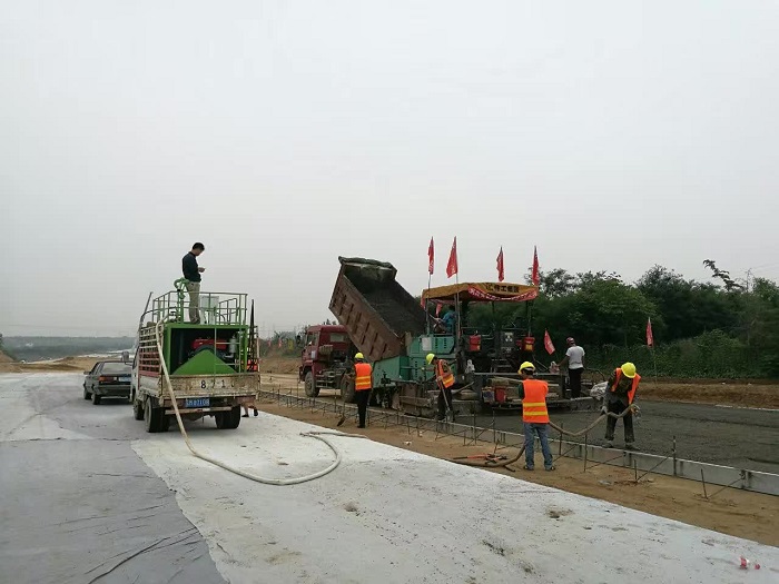 水泥漿噴灑作業現場