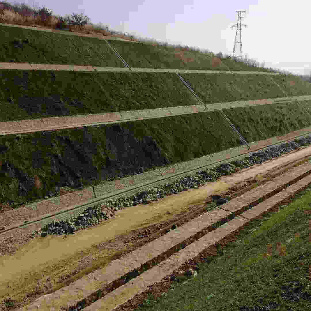 中鐵七局陽安線人員親臨我公司邊坡綠化施工現(xiàn)場指導(dǎo)工作