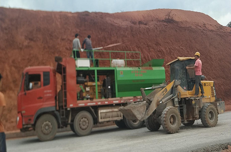 客土噴播機現場施工