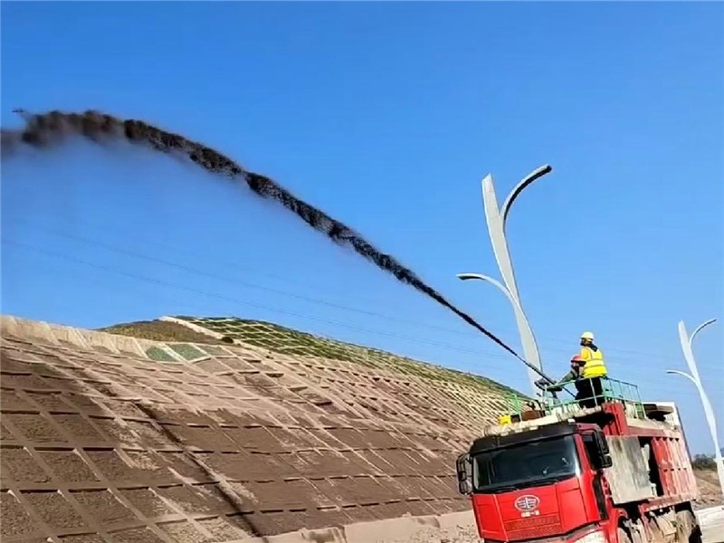 恒睿快速噴播機：生態(tài)修復的得力助手