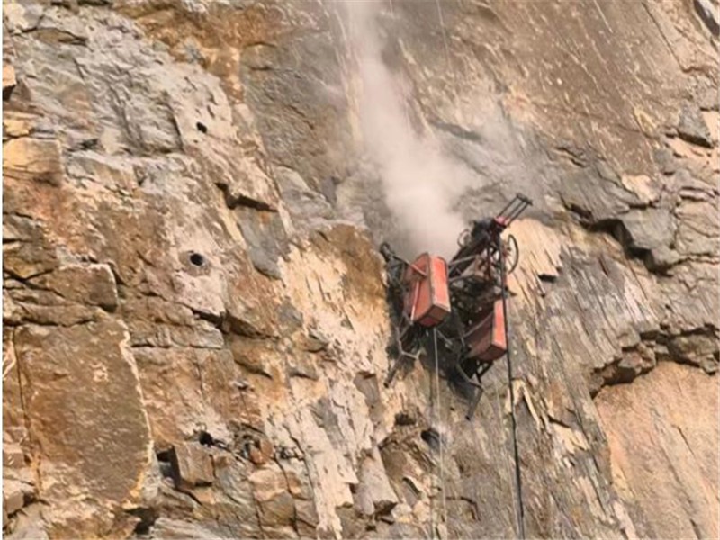 恒睿遙控爬坡鉆機(jī)：打通淅川水源地高陡坡面施工 “生命線”