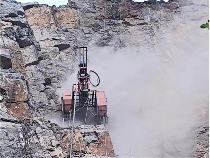 恒睿遙控爬坡鉆機(jī)：跨越峭壁，守護(hù)淅川水源地生態(tài)密碼