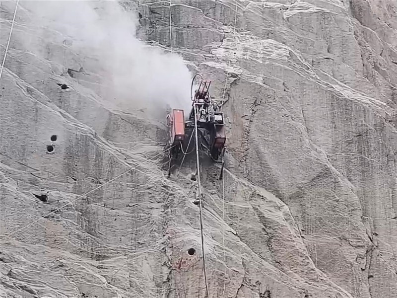 恒睿遙控爬坡鉆機：硬核科技賦能，筑牢淅川水源地生態(tài)防線