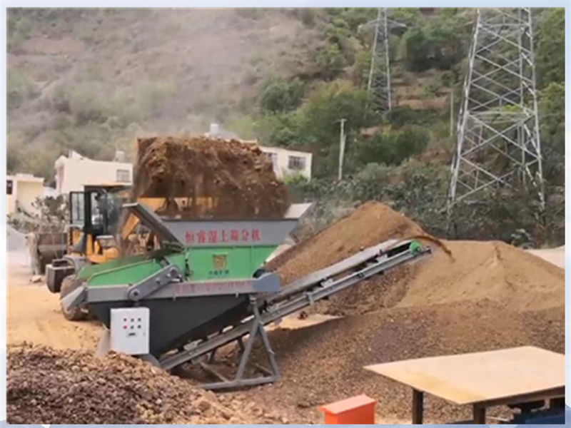 恒睿濕土篩分機(jī)攻克濕土篩分難關(guān)，雨季施工不再愁