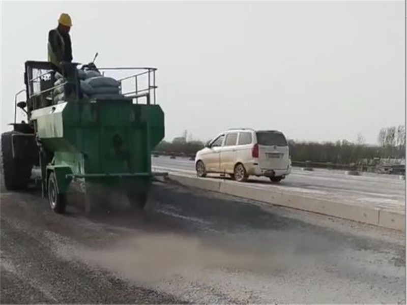 恒睿牽引式水泥漿噴灑機：公路水穩(wěn)層施工的得力助手