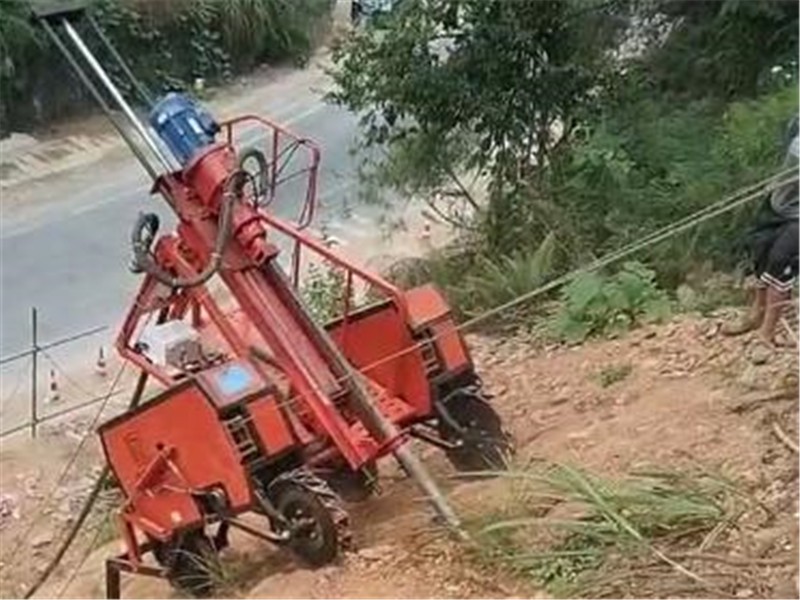 恒睿遙控爬坡打鉆機(jī)斜坡鉆孔作業(yè)新方向，選對設(shè)備少走彎路