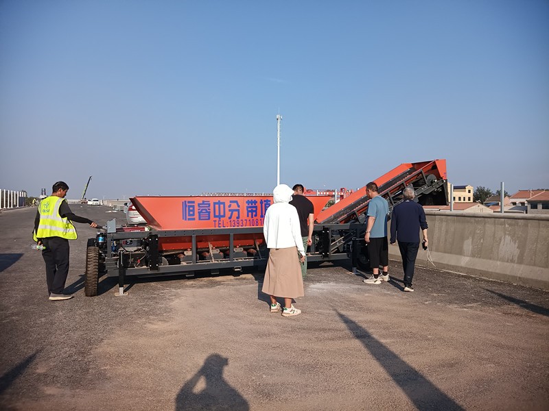 恒睿中分帶填土機：以同步作業技術破解道路施工效率瓶頸?