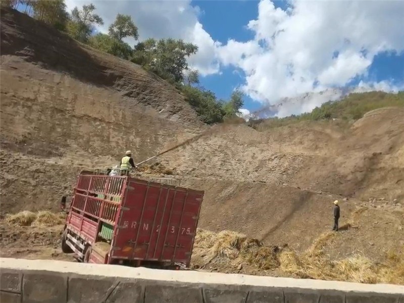 噴播機(jī)新手速成指南：低邊坡操作三要點(diǎn)，有效減少噴播回彈