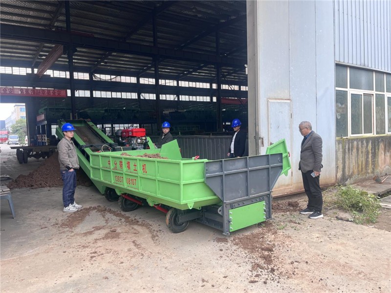 恒睿中分帶填土機(jī)實(shí)力護(hù)航，告別道路中分帶施工困擾！