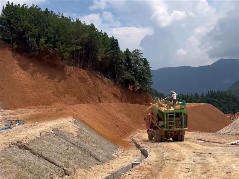 恒睿251噴播機(jī)45米高揚(yáng)程實(shí)現(xiàn)全覆蓋，高陡邊坡復(fù)綠難題破解！