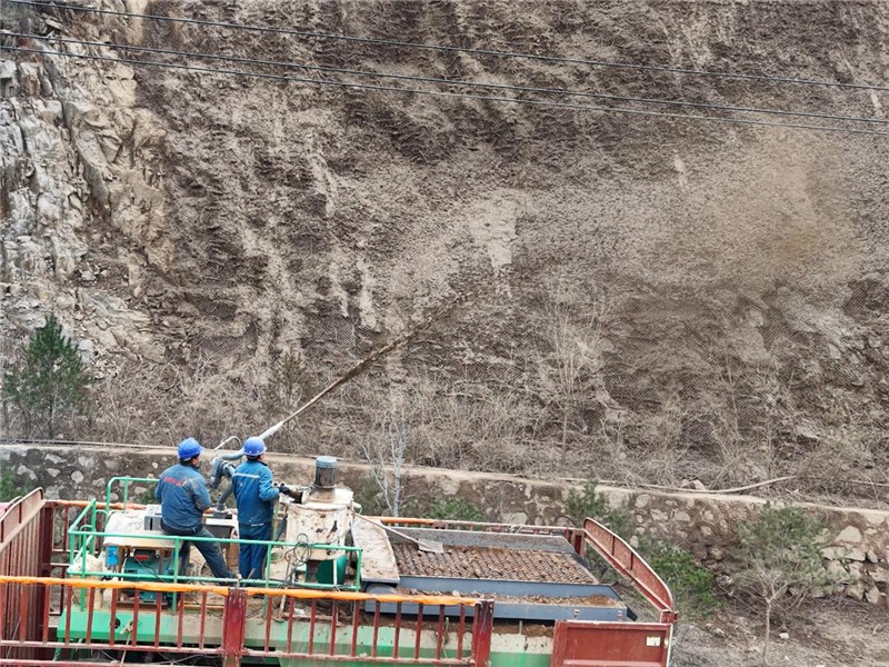恒睿噴播機(jī)賦能邊坡綠化高效率落地，陡坡攻堅(jiān)利器！