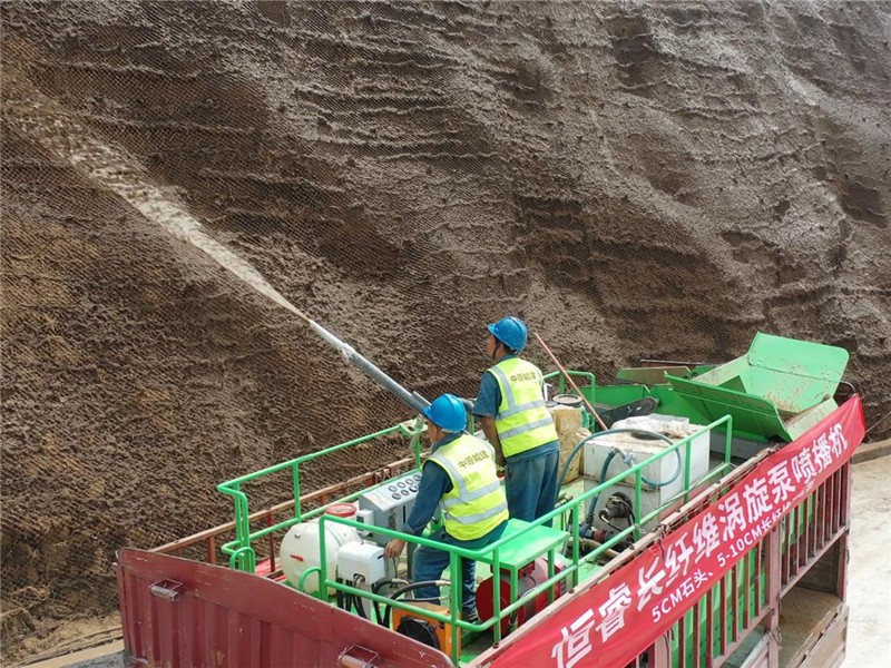 恒睿長纖維噴播機：高陡邊坡綠植 “活旺密碼”，三層結構破解生態修復難題